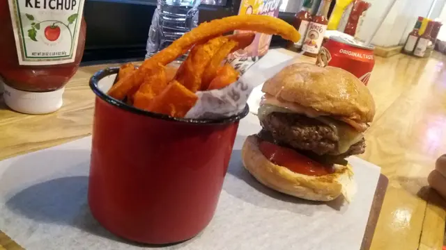 經典漢堡 配甜蕃薯 可樂