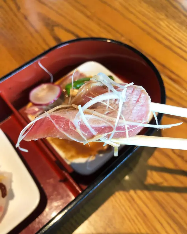 霜降燒金槍魚腩刺身配山葵醬汁