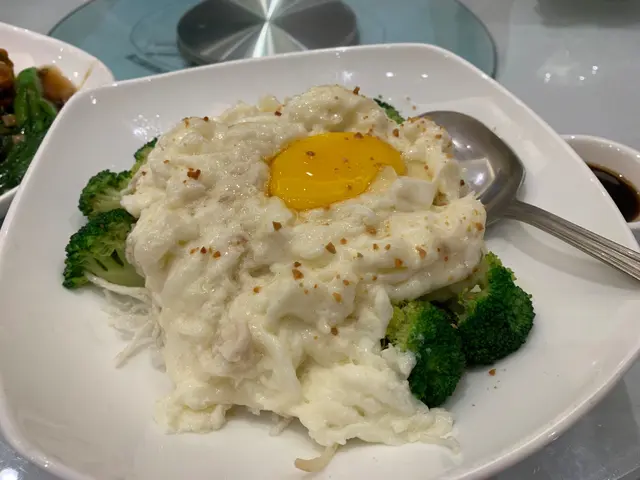 份量十足，口感滑嫩，上面隻生雞蛋一撈，鮮味滿分