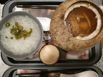 椰皇花膠鮑魚燉雞湯
