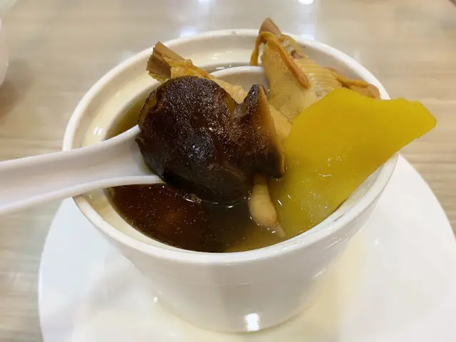 蟲草花香菇燉雞腳