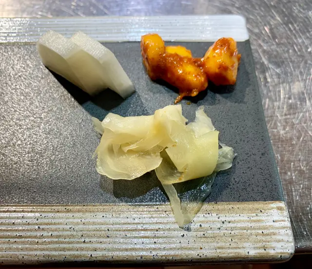 漬物有柚子蘿蔔、蒜頭和酸薑