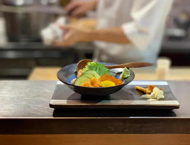 有香蔥吞拿魚蓉、三文魚籽和海膽