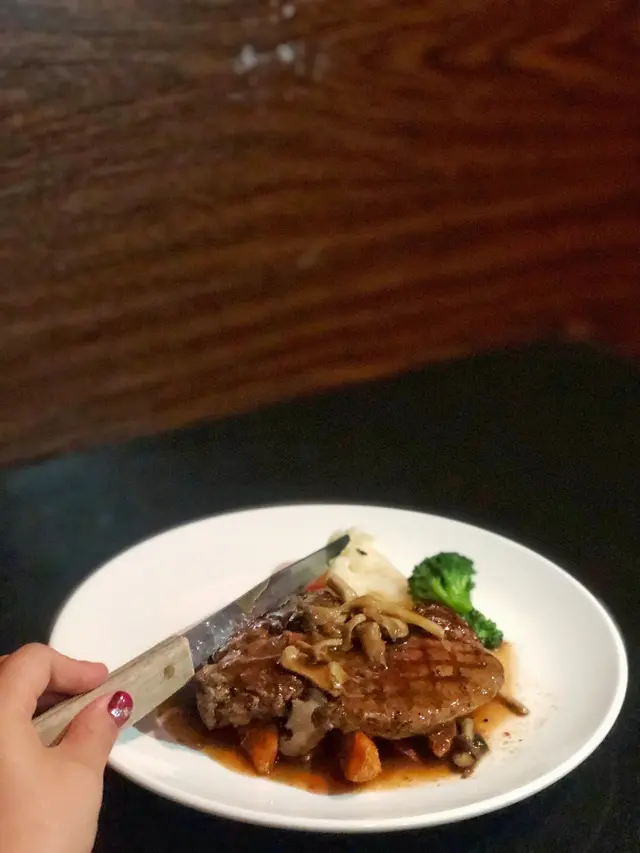 香煎紐西蘭鮮肉眼扒配什菌燒汁