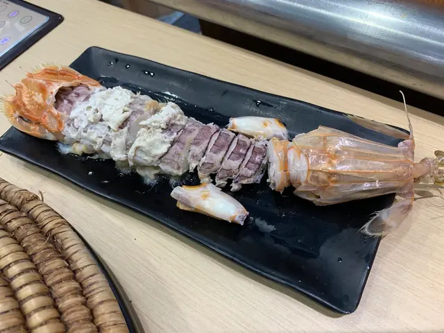 相機食先之後店員會幫我們剝殼，好細心呀！♥️
咁我地就可以無障礙大快朵頤～
入口啖啖肉，
肉質鮮嫩多汁， 
完全唔需要蘸任何醬料， 原汁原味！👍🏻