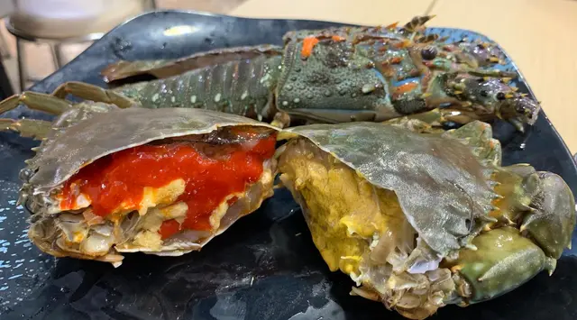 鐘意食膏嘅foodie一定唔可以錯過！
頂角膏蟹係母蟹， 
鮮橙色嘅蟹膏比較硬身、甘香，
蟹肉紮實，鮮味十足。