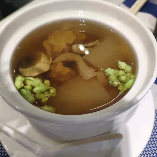 羊肚菌冬瓜竹笙黃耳百合雪蓮子燉湯