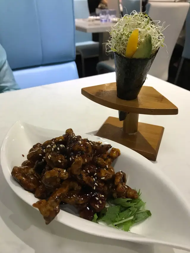 紫菜脆，配搭新鮮。但食唔慣嘅可能會覺得好臭青味