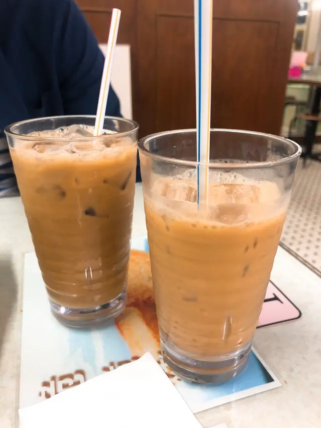 凍鴛鴦(左) 、凍奶茶(右)