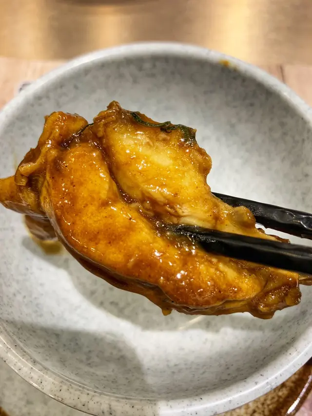 沾滿麻辣汁嘅雞肉