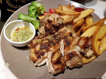 香草鸡扒配薯角