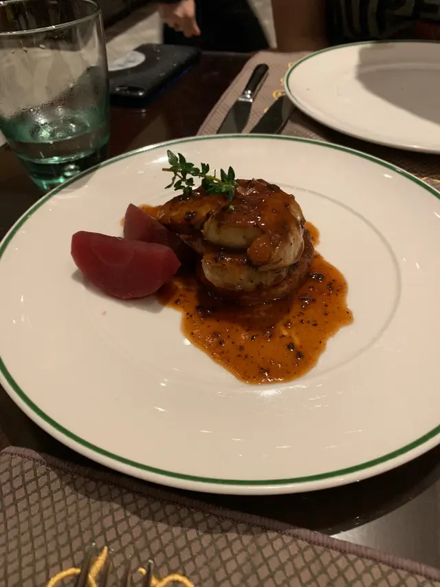  香煎法國鴨肝伴奶油包配青蘋果黑松露汁