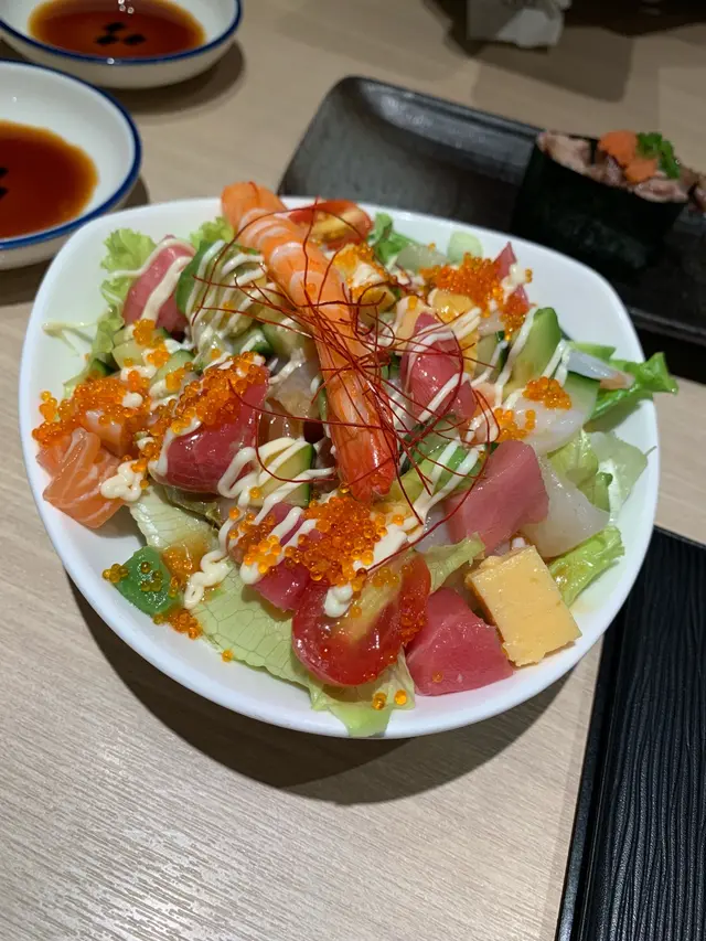 魚生非常豐富，但係我好想食菜啊😭