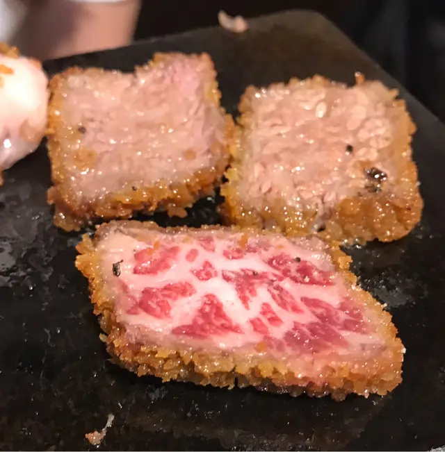 放咗喺石板上嘅吉列牛