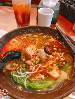 麻辣猪耳配拉面