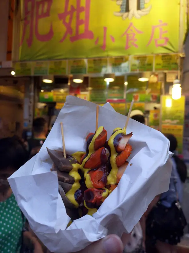 平時好少食內臟之類嘅野,
但呢間肥姐長期排晒長龍又好想試下有乜名堂
$34大皇牌,有3串野:墨魚+大生腸+火雞腎
包得幾好唔會漏汁,仲可以落芥辣
我覺得佢好食就係在於個芥辣幾配搭
尚算新鮮爽口
但係$34街邊小食嚟講其實真係唔抵食,兩啖食晒
仲要係隔離一路食,人龍就越嚟越長,真係唔憂做
宣傳果然係非常重要......