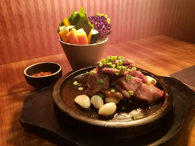 烤醬油豬柳伴野菜沙律