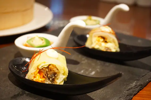 軟殼蟹牛油果米紙卷