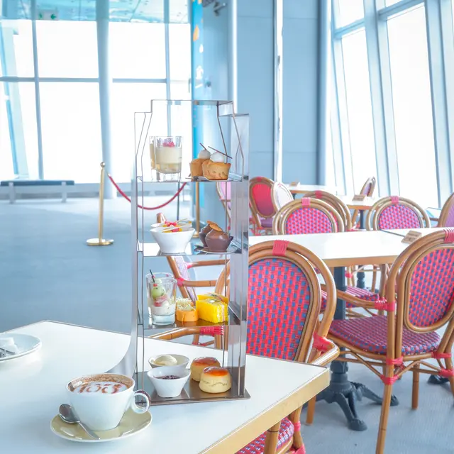 我地最後由BAR台食食下都係落返去普通枱度食，因為都幾曬下