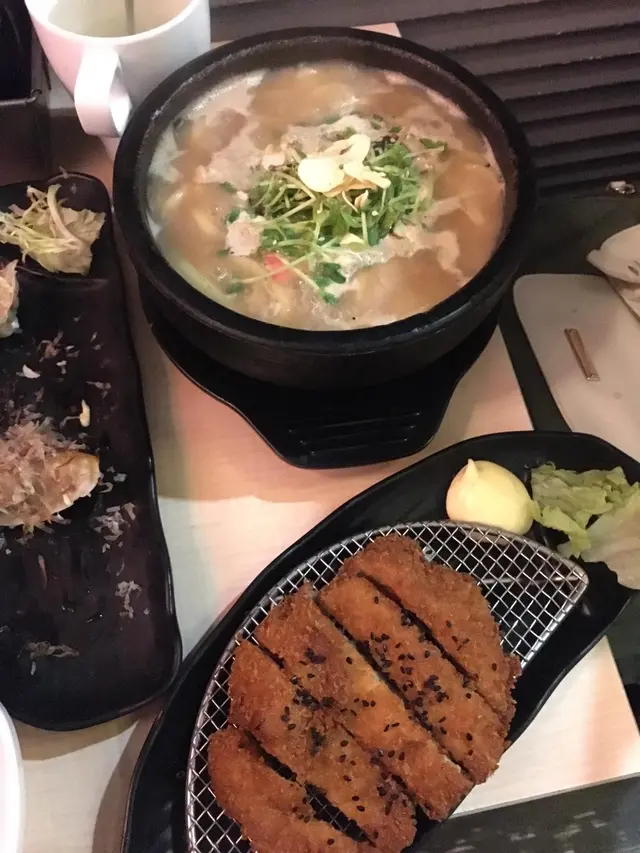 吉列豬扒手打烏冬(黑蒜油豚骨湯)