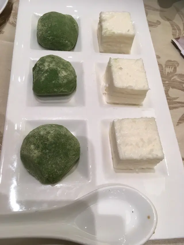 甜甜蜜蜜（綠茶豆沙糯米糍拼椰汁糕）