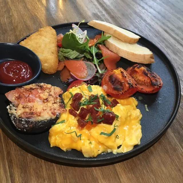 忌廉炒滑蛋配西班牙辣肉腸、三文魚籽、香草烤蕃茄、芝士焗釀煙肉大啡菇、煙三文魚沙律多士