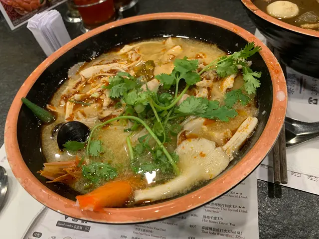 冬陰功湯底酸酸辣辣，
仲有好多海鮮配料如青口、蝦、蟹柳、菇菌等，配料好足！😏
金邊粉滑溜，
雞髀肉都算嫩滑，不錯吃！👍🏾