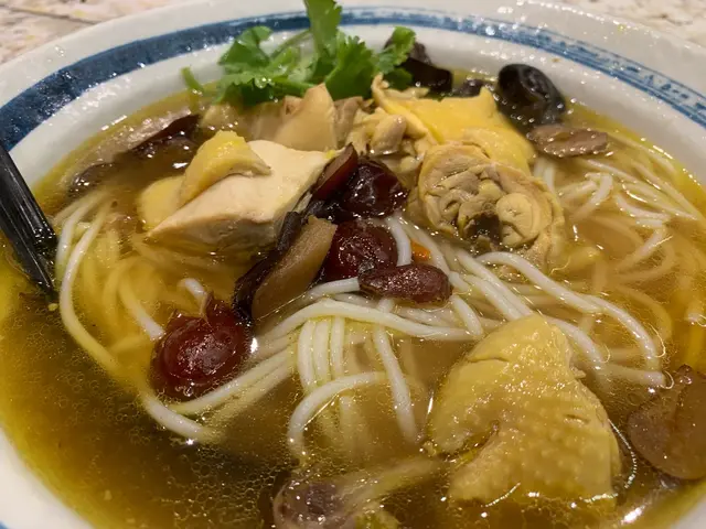 藥膳麻油雞米線