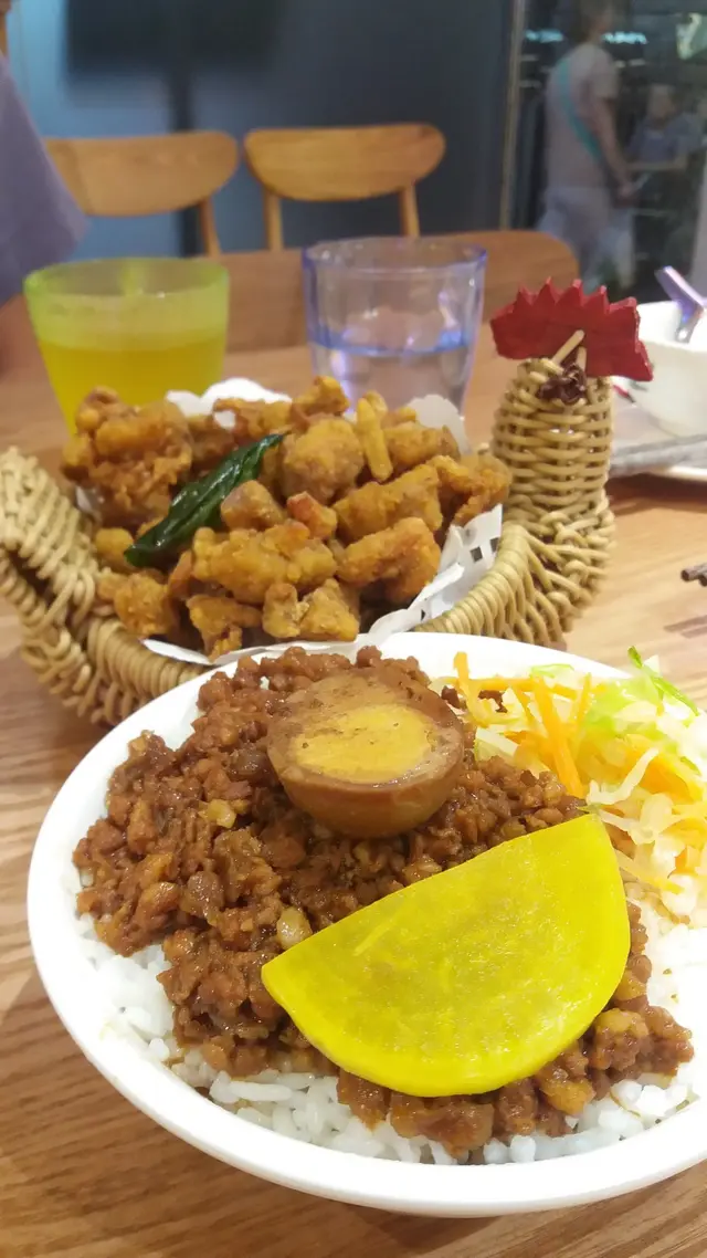 肉燥飯 及 盬酥雞