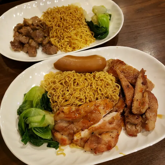 司華力腸拼雞扒撈麵 追加豬扒 和 蒜香牛柳粒撈麵