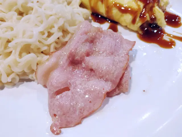 咸牛肉芝士玉子燒撈丁配煙肉