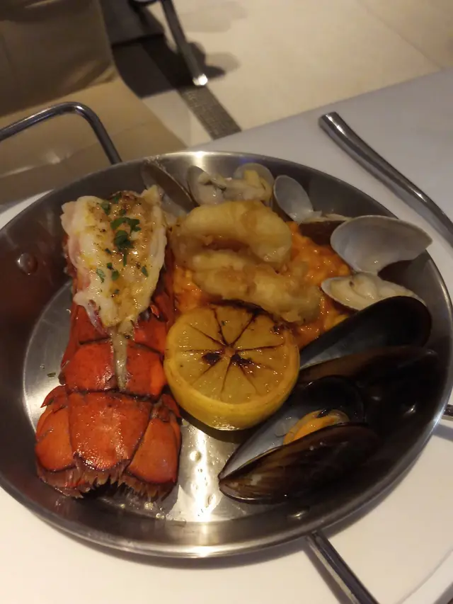 烤龍蝦尾配西班牙海鮮飯