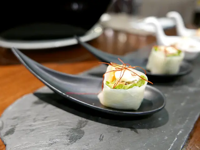  軟殼蟹牛油果米紙卷