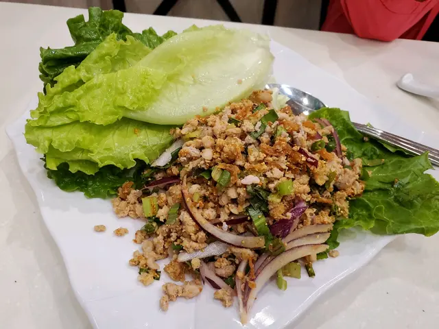 超辣，唔知佢想點，我去其他泰國餐廳食呢個都未試過咁，辣到啲豬肉碎咩味都食唔出，生菜就咁切左個頭就算，我食完有點肚痛，可能就係用生水洗一洗
