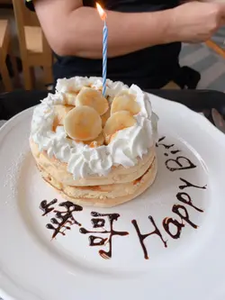 因同行同事生日，在book位时向食店查询有没有小蛋糕可提供，店家主动提出可以帮我们制作一个特别的Pancake作饭后甜品，还很贴心的不让同事知道制作惊喜，十分有心～～