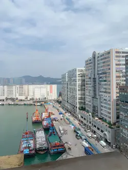 靠近窗边可以望住海境，十分舒服