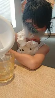 比兜頭淋完侍應講句唔好意思就行左去～～冇誠心道歉同埋返轉頭講句對唔住～～食到咁全程真係好嬲～仲要托人拎件衫比阿女換完去上堂～～涼都冇得沖～！