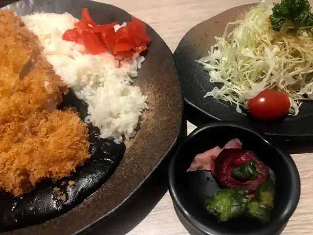 黑墨咖哩豬扒飯、椰菜絲、醃菜