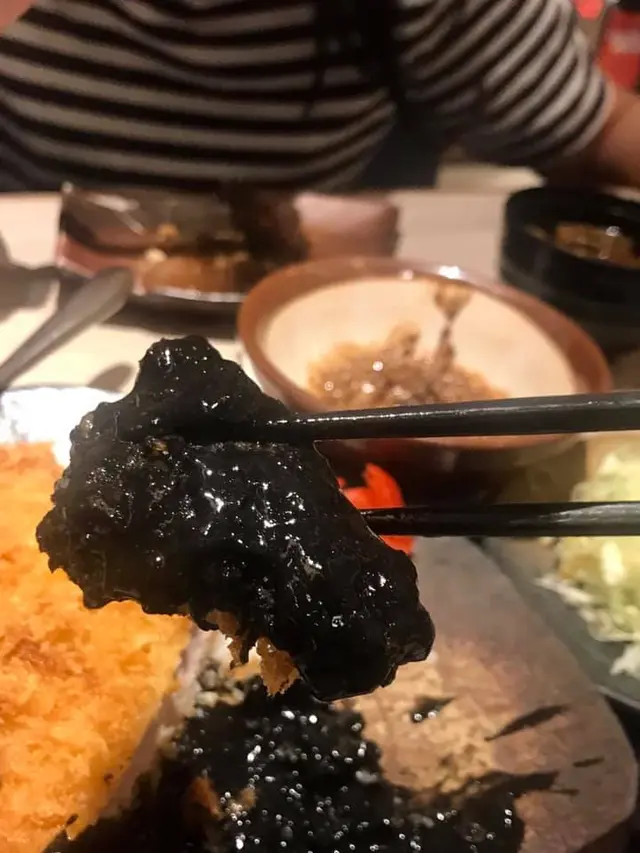 黑墨咖哩豬扒飯