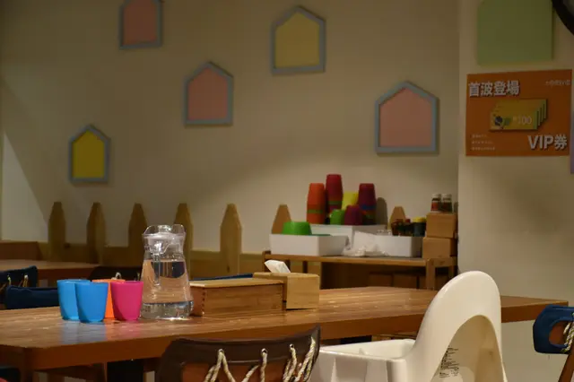 室內環境很寬敞，有兒童餐具。