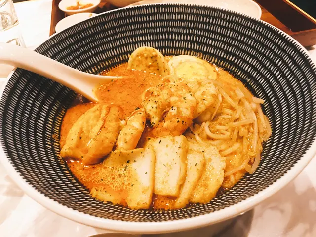 材料來說算是足夠,辣沙湯底喝下去,也有一陣陣海鮮清香。但性價比不高。