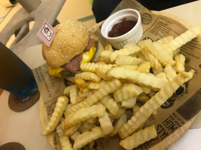 煙肉芝士牛肉漢堡配薯條