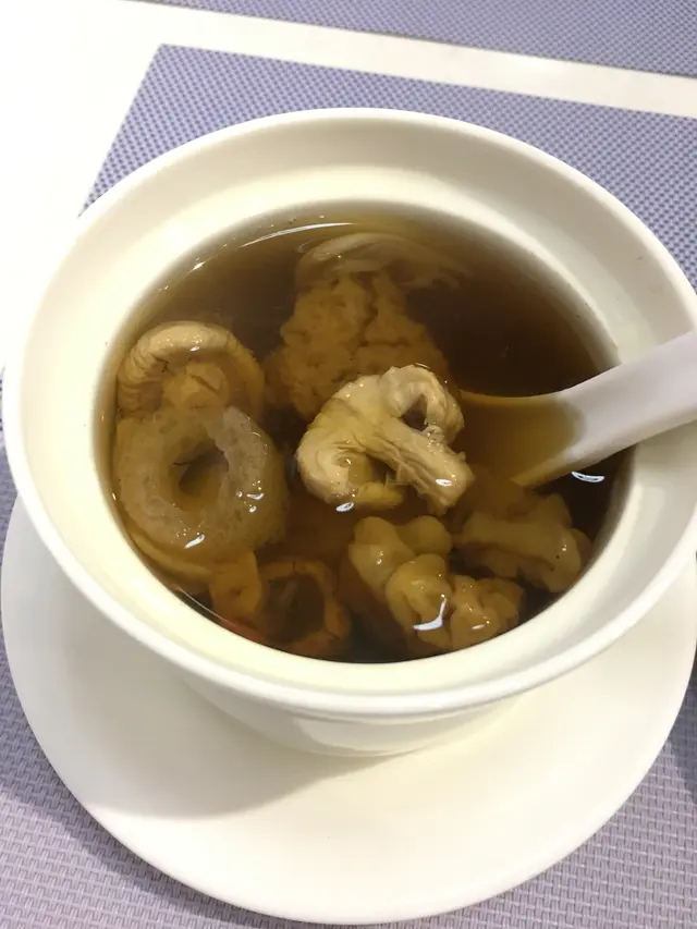 皇菇竹笙雪蓮子黃耳燉湯