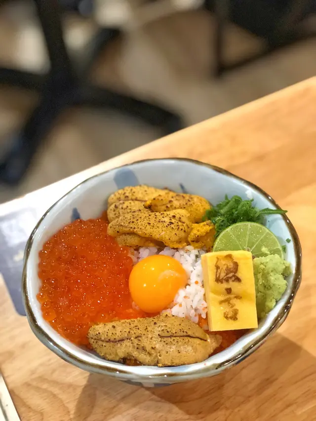 海膽三文魚籽丼