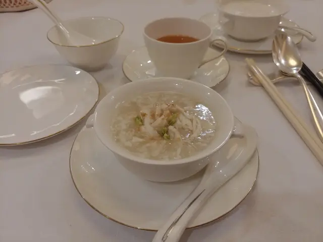 整個蟹皇冬茸羹都有蟹膏的豐腴,蟹肉的鮮甜,冬瓜茸的綿滑和上湯的香濃,叫人一試難忘。
