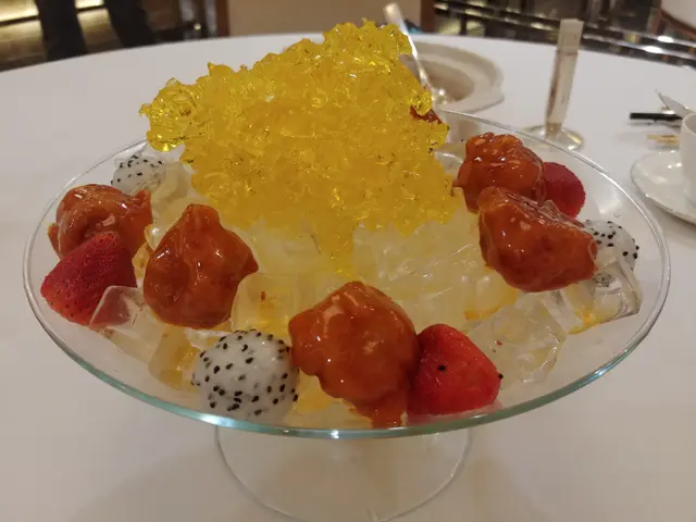 咕嚕肉外脆內軟,酸甜度適中,配合新鮮生果,冰火交溶,口感新奇。