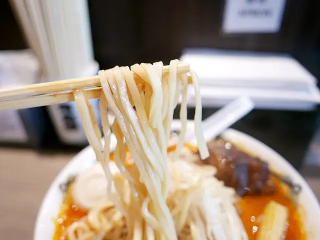 炒豆芽菜辣麻味噌拉麵