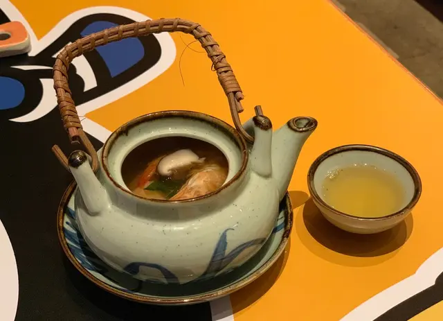 食完所有菜式之後,上個吸物就啱啱好!
海鮮土瓶湯用茶壺盛載,好保溫!
飲之前可以加幾滴檸檬🍋汁,有助提鮮!
配料有大蝦、魚肉和菇菌,
入口帶濃郁菌香,鮮甜味美,值得一試!👍🏻