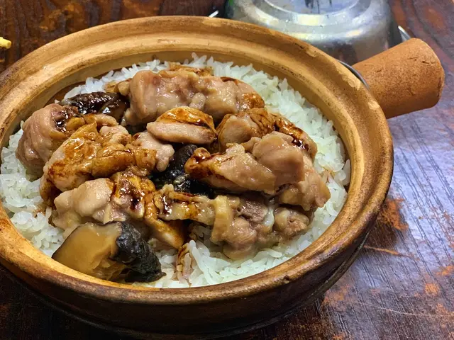 北菇滑雞煲仔飯