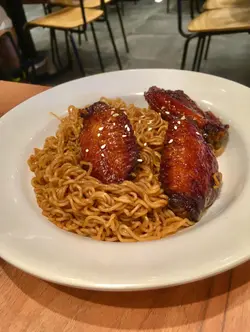 瑞士鸡翼捞公仔面 配 炒蛋香烤蒜蓉包